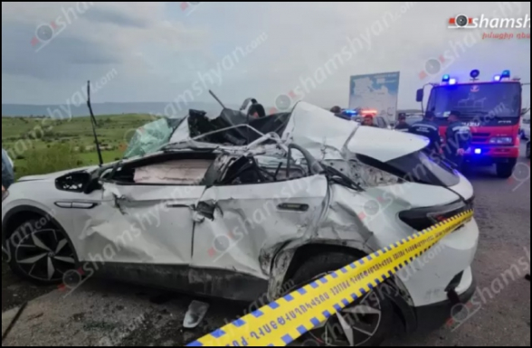 Կոտայքի մարզում «Volkswagen ID4»-ը բախվել է կայանված «Howo» բեռնատարին, ապա երկաթե արգելապատնեշին, կան տուժшծներ